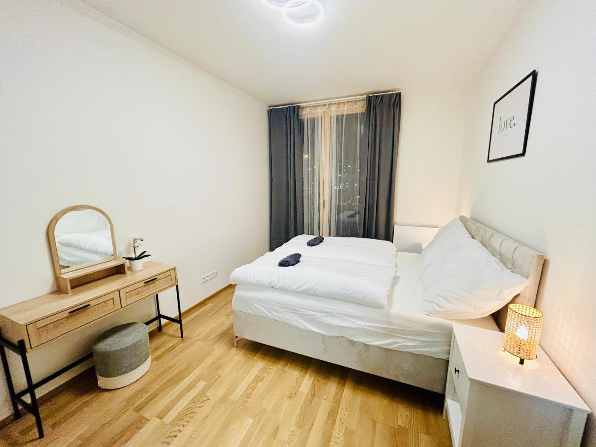 New Luxury At Andel Metro Station Apartmán